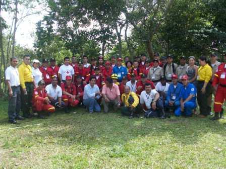 Grupo de bomberos que asiste al curso de brigadistas forestales
